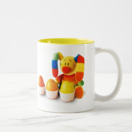 Funny Osterhase mit Eiergeschenk Zweifarbige Tasse