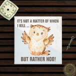 Funny Owl Puff | Comical Sarcasm Magnet<br><div class="desc">Es geht nicht darum,  wann ich umbringe,  sondern darum,  HOO! Unglaublich witzig Kühlschrankmagnet,  die vor dem drohenden Untergang derer warnen,  die es wagen,  Sie zu überqueren. Niedliche Babyeule liefert die Botschaft laut und deutlich. Mögen sie sich alle von dir fernhalten,  bis der Kaffee war.</div>