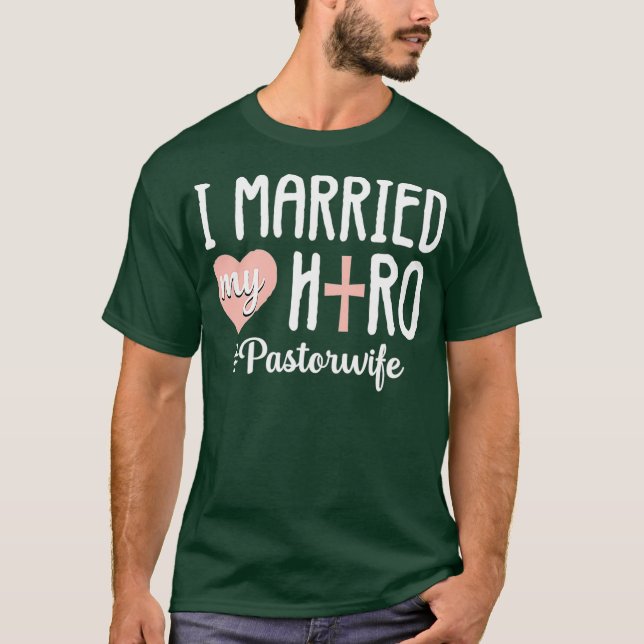 Funny Pastor Ehefrau Christliche Kirchenempfehlung T-Shirt (Vorderseite)