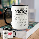 Funny Personalisiert Doctor lustiges Sprichwort Tasse<br><div class="desc">Einmal schrieb ein weiser Arzt. Funny Spaß Design für Ärzte wie Kinderarzt, Chirurg, Dermatologe, Kardiologe, Mediziner oder Arzt. Auch für einen Medizinstudenten. Ein Design für einen Medizinstudenten oder Student, der stolz ist, Arzt zu werden. Gut für deinen Freund, der schlechte Handschrift hat. 1 - Sie können den Text ganz einfach...</div>