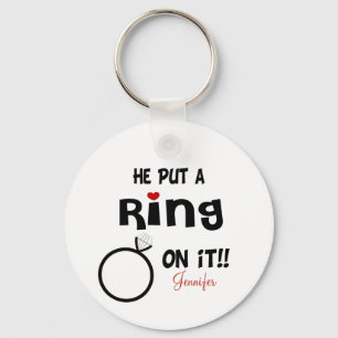 Funny Personalisiert Er setzte einen Ring drauf Schlüsselanhänger