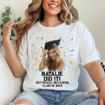 Funny Personalisiert Graduation Party Custom Foto T-Shirt<br><div class="desc">Machen Sie sich bereit, den Meilenstein des Absolventen mit einer Touch von Spaß und viel Persönlichkeit mit unserem White Funny Personalisiert Graduation Party Custom Foto T - Shirt zu feiern! Es ist nicht nur ein Shirt, es ist eine einzigartige und unvergessliche Art, ihre Errungenschaften zu begehen und zu feiern. Stellen...</div>