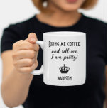 Funny Personalisiert Kaffeetasse<br><div class="desc">Eine stilvolle und spielerische Papiertasse mit modernem Design und der charmanten Aufschrift: "Bring mir einen Kaffee und sage mir, dass ich hübsch bin." Dieser Becher ist leicht mit einem Namen, einer Marke oder zusätzlichen Informationen anpassbar und ist somit eine ideale Wahl für alle Gelegenheiten mit Spaß und einer personalisierten Touch....</div>