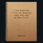 Funny Personalisiert Notes Office-Meeting Notizbuch<br><div class="desc">Funny Personalisiert Notes Office Meeting Notebook enthält den Text "I Liebe Deadlines. Ich mag das keuchende Geräusch, das sie machen, wenn sie vorbeifliegen" mit Ihrem personalisierten Namen unten auf einem geschlechtsneutralen rustikalen handwerklichen Hintergrund. Personalisieren Sie diese, indem Sie den Text in dem dafür vorgesehenen Textfeld bearbeiten. Entwickelt für Sie von...</div>
