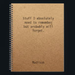 Funny Personalisiert Notes Office-Meeting Notizbuch<br><div class="desc">Funny Personalisiert Notes Office Meeting Notebook enthält den Text "Stuff, an den ich mich unbedingt erinnern muss, aber wahrscheinlich vergessen wird" mit Ihrem personalisierten Namen unten auf einem geschlechtsneutralen rustikalen handwerklichen Hintergrund. Personalisieren Sie diese, indem Sie den Text in dem dafür vorgesehenen Textfeld bearbeiten. Entwickelt für Sie von ©Evco Studio...</div>