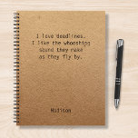 Funny Personalisiert Notes Office-Meeting Notizbuch<br><div class="desc">Funny Personalisiert Notes Office Meeting Notebook enthält den Text "I Liebe Deadlines. Ich mag das keuchende Geräusch, das sie machen, wenn sie vorbeifliegen" mit Ihrem personalisierten Namen unten auf einem geschlechtsneutralen rustikalen handwerklichen Hintergrund. Personalisieren Sie diese, indem Sie den Text in dem dafür vorgesehenen Textfeld bearbeiten. Entwickelt für Sie von...</div>
