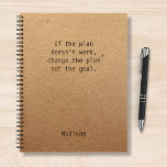 Funny Personalisiert Notes Office-Meeting Notizbuch<br><div class="desc">Das lustige Personalisiert Notes Office Meeting Notebook enthält den Text "Wenn der Plan nicht funktioniert, ändern Sie den Plan nicht das Ziel" mit dem personalisierten Namen unten auf einem geschlechtsneutralen rustikalen handwerklichen Hintergrund. Personalisieren Sie diese, indem Sie den Text in dem dafür vorgesehenen Textfeld bearbeiten. Entwickelt für Sie von ©Evco...</div>