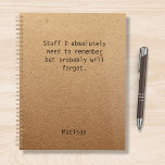 Funny Personalisiert Notes Office-Meeting Planer<br><div class="desc">Funny Personalisiert Notes Office Meeting Planner enthält den Text "Zeug, an den ich mich unbedingt erinnern muss, aber wahrscheinlich vergessen werde" mit Ihrem personalisierten Namen unten auf einem geschlechtsneutralen rustikalen handwerklichen Hintergrund. Personalisieren Sie diese, indem Sie den Text in dem dafür vorgesehenen Textfeld bearbeiten. Entwickelt für Sie von ©Evco Studio...</div>