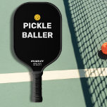 Funny Picklealler Benutzerdefinierter Textname Pickleball Schläger<br><div class="desc">Mit diesem lustigen Pickleball-Paddel, das "Pickle Baller" heißt und mit einem gelben Pickleball hervorgehoben wird, wirst du ein Hit auf dem Platz. Fett Weiß ist Set vor schwarzem Hintergrund, aber Sie können die Farbe leicht ändern. Fügen Sie 2 Zeilen benutzerdefinierten Text zu personalisieren - Clubname, Position, Spielername, Telefonnummer, etc. Oder...</div>