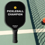 Funny Pickleball Champion Benutzerdefinierter Text Pickleball Schläger<br><div class="desc">Sicher kennen Sie jemanden, der dieses lustige Paddel mit dem Titel "Pickleball Champion" verdient. Das Design enthält Fett Weißer Text, der vor einem schwarzen Hintergrund Set ist und von einem gelben Pickleball hervorgehoben wird (Sie können die Hintergrundfarbe leicht ändern). Fügen Sie 2 Zeilen benutzerdefinierten Text zu personalisieren - Clubname, Position,...</div>