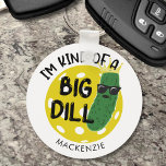 Funny Pickleball Pickle I BIN EINE GROSSE DILL Schlüsselanhänger<br><div class="desc">Der personalisierte Pickleball-Schlüsselanhänger für Pickleball-Enthusiast mit dem humorvollen Sprichwort I'M KIND OF A BIG DILL mit einem Dillpickle und Pickleball mit einem Namen, Monogramm oder benutzerdefinierten Text. Gutes Geschenk für ihn oder sie. HILFE: Für Hilfe bei Designänderungen oder Personalisierungen, Farbänderungen, der Übertragung des Designs auf ein anderes Produkt oder der...</div>