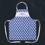 Funny Pickleball Spaß Personalisiert Text Blau Schürze<br><div class="desc">Die perfekte Schürze für diejenigen, die sich in beiden Küchen aufhalten möchten - auf der Zuhause und auf den Pickleball-Plätzen. Das Design zeichnet sich durch ein Set aus, in dem die weißen Pickleballs auf einem blauen Hintergrund dargestellt sind. Fügen Sie einen Namen, benutzerdefinierten Text, Clubnamen usw. hinzu. Als pickleball Geburtstagsgeschenk,...</div>