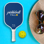 Funny Pickleball Y'all Custom Text Name Pickleball Schläger<br><div class="desc">Hey, lasst uns alle pickleball spielen! Dieses lustige Pickleball-Paddel liest "pickleball y'all" in einem fett-weißen Text, das Set vor einem blauen Hintergrund und durch ein gelbes pickleball hervorgehoben (Sie können leicht die Hintergrundfarbe ändern). Fügen Sie 2 Zeilen benutzerdefinierten Text zu personalisieren - Clubname, Position, Spielername, Telefonnummer, etc. Oder löschen. Macht...</div>