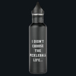 Funny Pickleblife Zitat Schwarz & Weiß Typ Edelstahlflasche<br><div class="desc">Dieses witzige und moderne Design einer Flasche Wasser aus Pickleball enthält einen Satz, der mit dem berühmten Zitat "Ich habe das Leben in den Schlägern nicht gewählt; das Leben in den Schlägern hat mich ausgesucht." inspiriert wurde. Sie beginnt auf der Vorderseite und geht auf der Rückseite weiter. Personalisieren Sie dieses...</div>