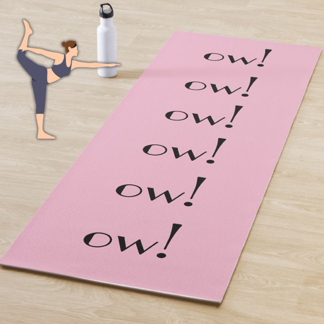 Funny Pink "Ow!" Moderne Typografie Fun Joke Yogamatte (Add fun to your yoga or exercise routine with this funny pink "ow!" yoga mat!)