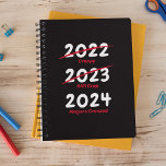 Funny Positivity 2022 Planner Planer<br><div class="desc">Funny 2022 Planer mit einem stilvollen schwarzen Hintergrund und dem humorvollen Sprichwort "2020 crappy,  2021 immer noch crap,  2022 finger gekreuzt".</div>