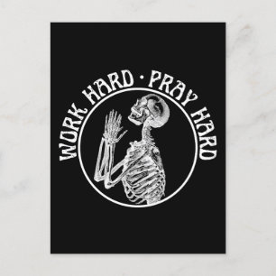 FUNNY PRAYING SKELETON ARBEITET HARD PRAY HARD WHI POSTKARTE