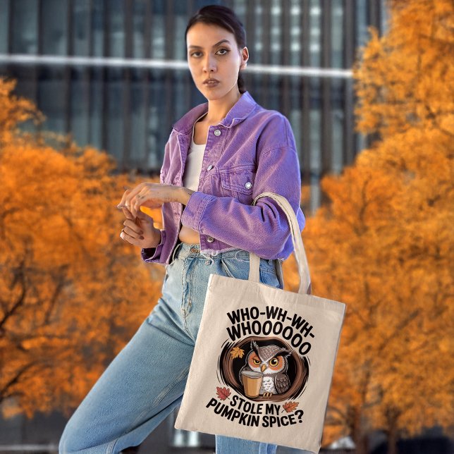 Funny Pumpkin Spice Owl Fall Coffee Humor Tragetasche (woman carrying a funny autumn pumpkin spice season owl tote bag in urban setting)