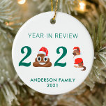 Funny Quarantine Year in Review Christmas Keramik Ornament<br><div class="desc">Jahr in Review... 2020 GEKACKT! Fügen Sie einen kleinen Spaß hinzu und schicken Sie lustige Weihnachtsgrüße mit diesem santa gekackt Ornament. Es wird Ihre Familie, Freunde, Kollegen zum Lachen bringen! Personalisieren mit Namen oder löschen für keine Personalisierung. Die Verzierung ist zweiseitig. Besuchen Sie unsere Kollektion für passende Weihnachtskarten, Wohngestaltung und...</div>