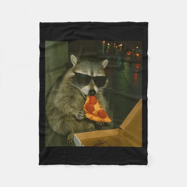 Funny Raccoon Eating Zza Animal Meme  Fleecedecke (Vorderseite)
