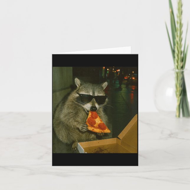 Funny Raccoon Eating Zza Animal Meme  Karte (Vorderseite)