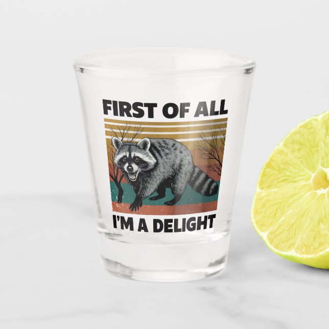 Funny Raccoon Zitat - Zunächst einmal bin ich ein  Schnapsglas (Vorderseite)