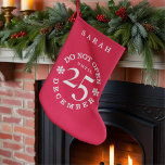 Funny Red öffnen nicht bis Weihnachten Strumpf Kleiner Weihnachtsstrumpf<br><div class="desc">Wir alle kennen die Regeln - öffnen Sie Ihre Geschenke nicht vor dem 25. Dezember. Fügen Sie Ihren Namen zu diesem roten Weihnachtsfest Strumpf und Happy Holidays!</div>