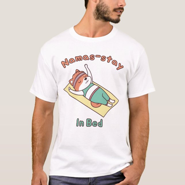 Funny Red Panda Yoga Pun Namas-stay In Bed T-Shirt (Vorderseite)