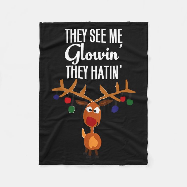Funny Reindeer “they See Me Glowin’ They Hatin’” C Fleecedecke (Vorderseite)