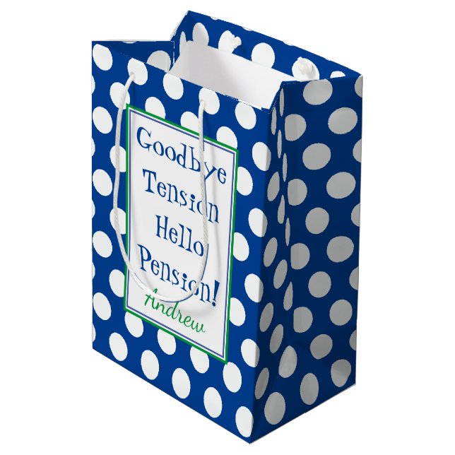 Funny Retirement Hallo Pension Zitat Blue Mittlere Geschenktüte (Rückseite Schrägansicht)