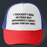 Funny Retirement Retiree Spaß Husband Ehefrau Truckerkappe<br><div class="desc">Feiern Sie Ihren Ruhestand mit einem Gefühl von Spaß mit diesem lustigen LKW-Hut! Mit der kühnen Aussage: "Ich dachte, ich wäre erschöpft, aber anscheinend arbeite ich jetzt für meine Ehefrau", ist diese Kappe perfekt für Rentner, die sich an ihr neues Leben der "Anstellung" anpassen. Ob es ein Geschenk für den...</div>