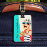 Funny Retro Beach Lady Traveller Gepäckanhänger<br><div class="desc">Mit diesem lustigen Gepäckanhänger mit Retro-Styling können Sie Ihre Gepäckstücke bequem auf dem Gepäckkarussell ablegen. Eine ungeheuerlich lustige Beach Lady in gestreiften Sonnenbrillen, einem Turban aus dem Haar und einem roten Lippenstift unterstreicht dieses Aqua- und hellbeige Farbgebälk. Beispieltext ist auf der Vorderseite des Tags enthalten, den Sie nach Belieben behalten...</div>