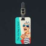 Funny Retro Beach Lady Traveller Gepäckanhänger<br><div class="desc">Mit diesem lustigen Gepäckanhänger mit Retro-Styling können Sie Ihre Gepäckstücke bequem auf dem Gepäckkarussell ablegen. Eine ungeheuerlich lustige Beach Lady in gestreiften Sonnenbrillen, einem Turban aus dem Haar und einem roten Lippenstift unterstreicht dieses Aqua- und hellbeige Farbgebälk. Beispieltext ist auf der Vorderseite des Tags enthalten, den Sie nach Belieben behalten...</div>