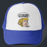 Funny Retro Feminist Pop Art Anti Patriarchat Truckerkappe<br><div class="desc">Lasst uns das Patriarchiegeschenk abnehmen. Niedliche Retro-Pop Kunst Feminismus Design für eine starke Pro-Wahl Frauen wählen für die weibliche Führung in unserem Land. Setzen Sie sich mit diesem coolen politischen Humor-Cartoon für Frauenrechte und Frauenförderung ein, der von einer hübschen blonden Führungspersönlichkeit begleitet wird, die einen FrauenMärz auf einem Vintagen Telefon...</div>