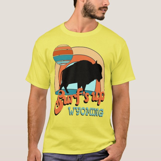Funny retro surfs up surfing buffalo Wyoming T-Shirt (Vorderseite)
