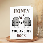 Funny Rock Pun Joke Spaß Niedlich Happy Birthday Dankeskarte<br><div class="desc">Hübsche Geburtstagskarte für rockige Männer und Ehefrauen! Design zeigt zwei niedliche Steine,  die Hand halten mit der Nachricht "Schatz,  du bist mein Stein. Ich werde dich nie für Granit nehmen!" Brauner und schwarzer Text. Passen Sie es an und fügen Sie Ihre persönliche Nachricht hinzu.</div>