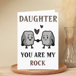 Funny Rock Pun Joke Spaß Tochter Happy Birthday Dankeskarte<br><div class="desc">Hübsche Geburtstagskarte für rockige,  solide Töchter! Design zeigt zwei niedliche Steine,  die Hand halten mit der Nachricht "Tochter,  du bist mein Stein. Ich werde dich nie für Granit nehmen!" Brauner und schwarzer Text. Passen Sie es an und fügen Sie Ihre persönliche Nachricht hinzu.</div>