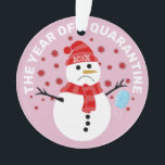 Funny Sad Snowman Quarantäne Weihnachten Ornament<br><div class="desc">Was für ein Jahr 2020 war für alle auf der Welt! Verbringen Sie ein paar Weihnachten jubeln, dass das Jahr fast vorbei ist mit diesem lustigen niedlichen Coronavirus Weihnachtsbaumschmuck. Mit dem Text "DAS JAHR VON QUARANTINE 2020", ein trauriger Schneemann, der eine Gesichtsmaske mit dem covid-Virus-Symbol als Schneeflocken hält. Die Rückseite...</div>