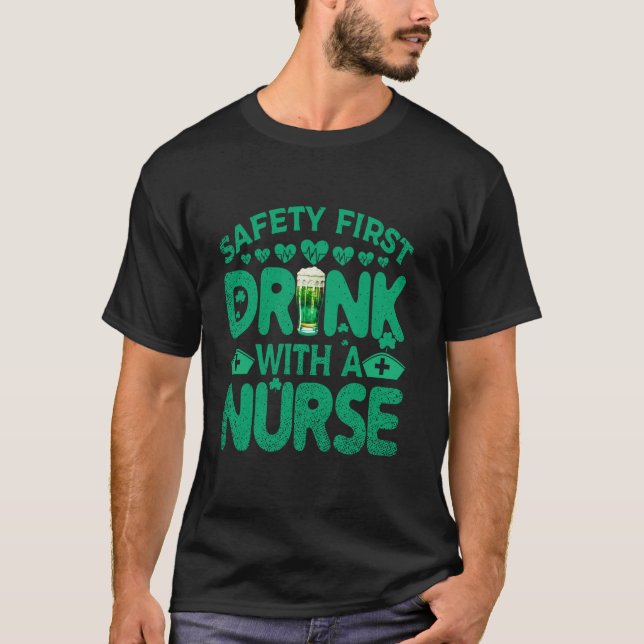 Funny Safety First Drink mit einem Nurse Green St  T-Shirt (Vorderseite)
