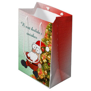 Funny Santa Claus auf dekorierten Weihnachtsbaumen Mittlere Geschenktüte