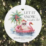 Funny Santa Claus Tropical Beach Weihnachten Ornament<br><div class="desc">Funny Santa Claus Tropical Beach Weihnachtsgeschmack. Dieser spielerische Weihnachtsschmuck besticht durch einen entspannten Weihnachtsmann in Sonnenbrillen, der auf einem rosa Flamingo-Floaty im Ozean mit einer Palme, die mit Ziergegenständen und sanften Ozeanwellen geschmückt ist, liegt. Die Phrase "Lass es schneit... Irgendwo sonst!" wird oben in eleganter Schriftzypografie angezeigt. Ihr Familienname wird...</div>