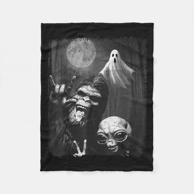 Funny Sasquatch &amp; Alien Rock On Hand Sign Ghos Fleecedecke (Vorderseite)