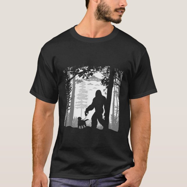 Funny Sasquatch Bigfoot Wanderhund in Wäldern mit T-Shirt (Vorderseite)