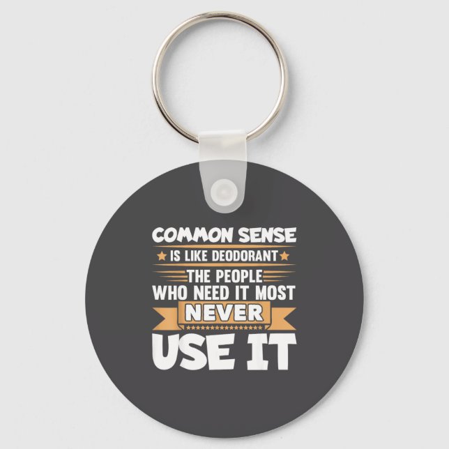 Funny Saying Common Sense Is Like Deodorant Joke W Schlüsselanhänger (Vorderseite)