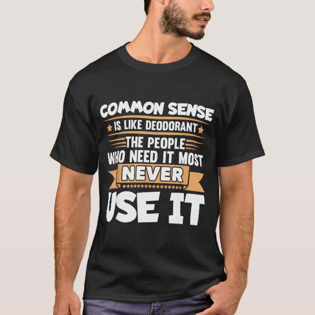 Funny Saying Common Sense Is Like Deodorant Joke W T-Shirt (Vorderseite)