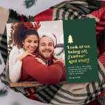Funny Schau uns als festliches Weihnachts-Foto an Folien Feiertagskarte<br><div class="desc">Diese lustige Fotoparte aus dem Weihnachtsgeschenk enthält Retrostil-Typografie mit dem Titel "Schauen Sie uns an, wir sind alle festlich und so" in echter Goldfolie. Ein kleiner Weihnachtsbaum aus Goldfolie fügt diese besondere festliche Touch hinzu. Don diese Weihnachtsmannmützen, Rentierfresser, hässliche Pullover, oder andere offensichtliche Weihnachtsbekleidung und Accessoires. Dann schnappen Sie ein...</div>