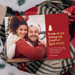 Funny Schau uns als festliches Weihnachts-Foto an Folien Feiertagskarte<br><div class="desc">Diese lustige Fotoparte aus dem Weihnachtsgeschenk enthält Retrostil-Typografie mit dem Titel "Schauen Sie uns an, wir sind alle festlich und so" in echter Goldfolie. Ein kleiner Weihnachtsbaum aus Goldfolie fügt diese besondere festliche Touch hinzu. Don diese Weihnachtsmannmützen, Rentierfresser, hässliche Pullover, oder andere offensichtliche Weihnachtsbekleidung und Accessoires. Dann schnappen Sie ein...</div>