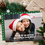 Funny Schau uns Weihnachten Volles Foto an | Grün<br><div class="desc">Diese lustige Urlaubsfotokarte zeigt Retrostil-Typografie mit dem Titel "Schau uns an, sei gefeiert und so weiter" in Weiß über deinem Foto. Don diese Weihnachtsmannmützen, Rentierfresser, hässliche Pullover, oder andere offensichtliche Weihnachtsbekleidung und Accessoires. Dann schnappen Sie ein paar Fotos. Lade deinen Favoriten hoch und voila - du hast dir eine Urlaubskarte...</div>