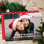 Funny Schau uns Weihnachten Volles Foto an | Rot<br><div class="desc">Diese lustige Urlaubsfotokarte zeigt Retrostil-Typografie mit dem Titel "Schau uns an, sei gefeiert und so weiter" in Weiß über deinem Foto. Don diese Weihnachtsmannmützen, Rentierfresser, hässliche Pullover, oder andere offensichtliche Weihnachtsbekleidung und Accessoires. Dann schnappen Sie ein paar Fotos. Lade deinen Favoriten hoch und voila - du hast dir eine Urlaubskarte...</div>