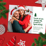 Funny Schau uns Weihnachts-Foto an | Rot Feiertagskarte<br><div class="desc">Diese lustige Urlaubsfotokarte zeigt Retro-Stil Typografie mit dem Titel "Schau uns an, sei alles festlich und so" in rot über einem weißen Hintergrund. Ein kleiner Weihnachtsbaum fügt diese besondere festliche Touch hinzu. Don diese Weihnachtsmannmützen, Rentierfresser, hässliche Pullover, oder andere offensichtliche Weihnachtsbekleidung und Accessoires. Dann schnappen Sie ein paar Fotos. Lade...</div>